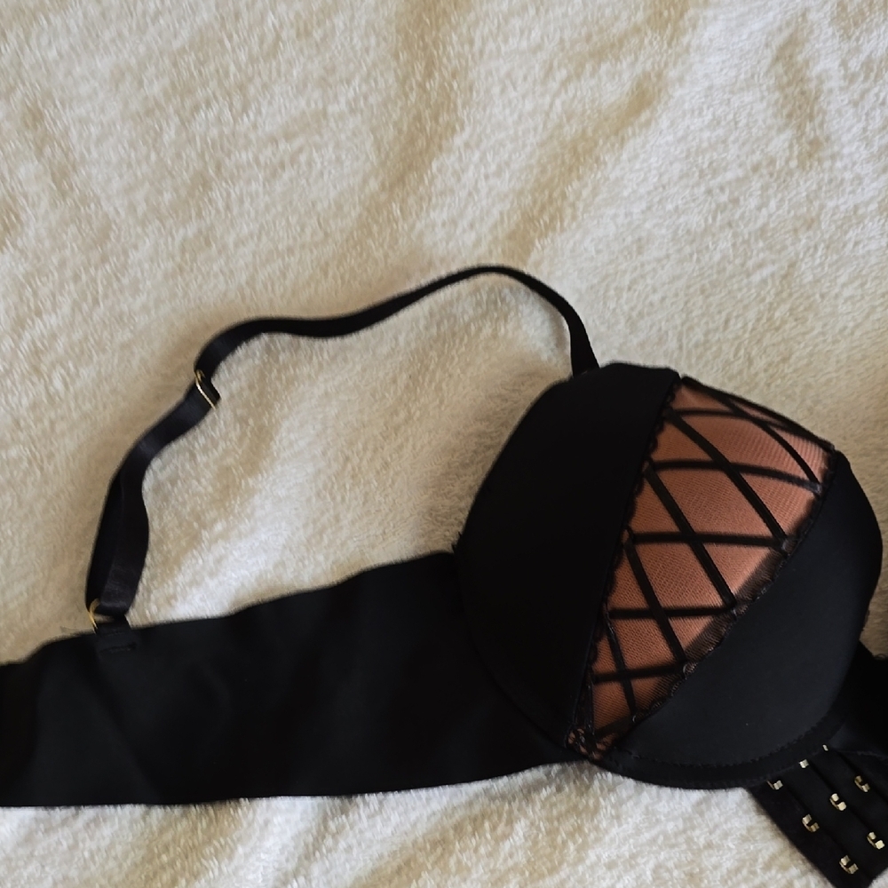 Frederick's of Hollywood Black and Brown Criss-Cross Lace Bra - Picture 4 of 6
